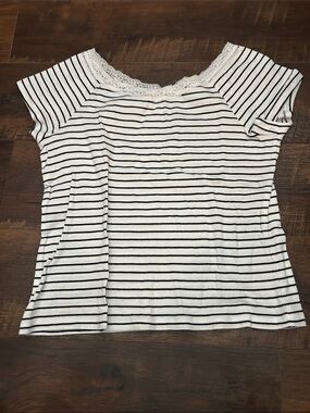 Striped V neck shirt for girls!!! 🖤🤍